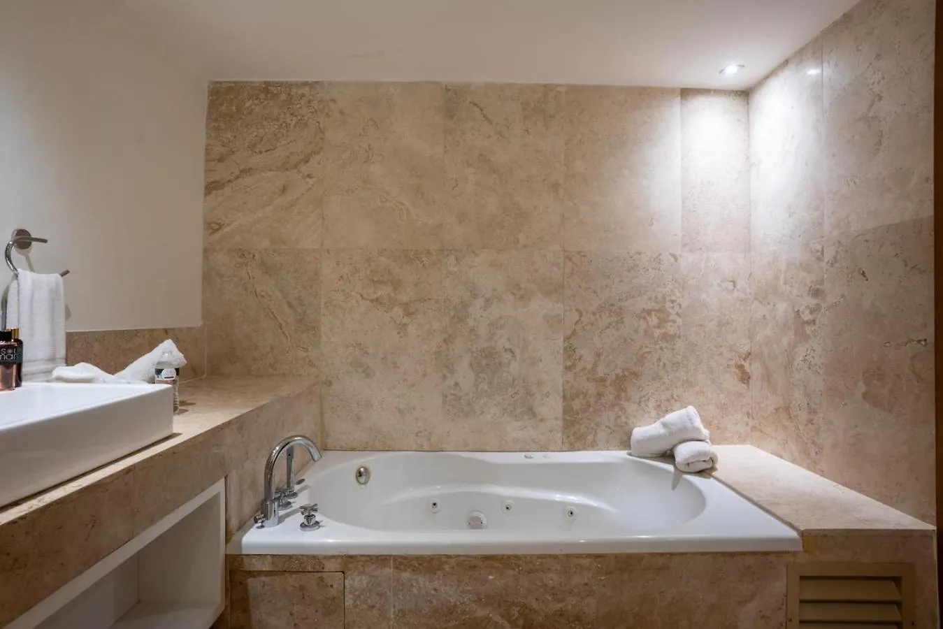 2Br Beachfront Exclusive Condo W/ Top Features Cancún Mexiko