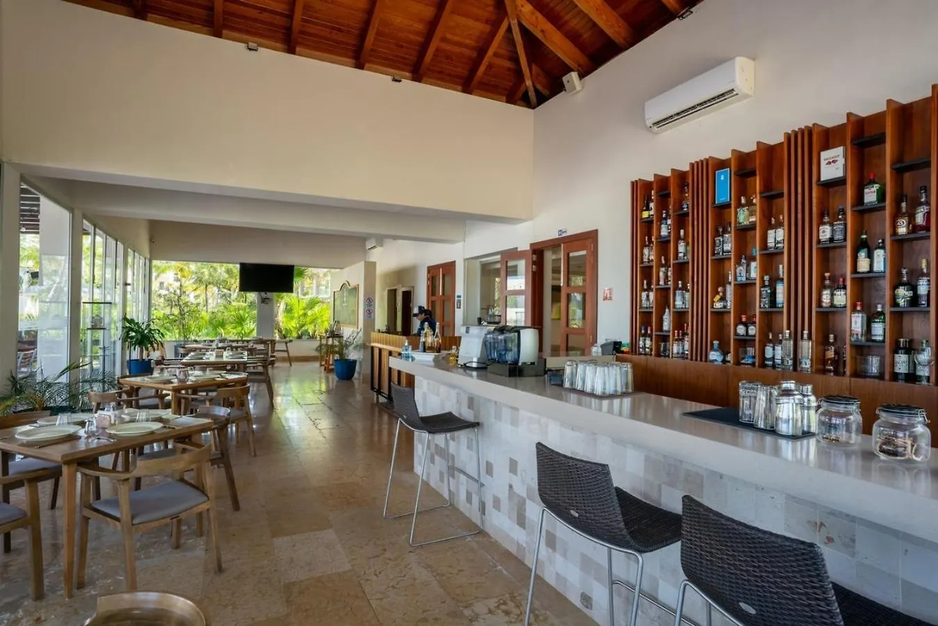 2Br Beachfront Exclusive Condo W/ Top Features Cancun Mexico