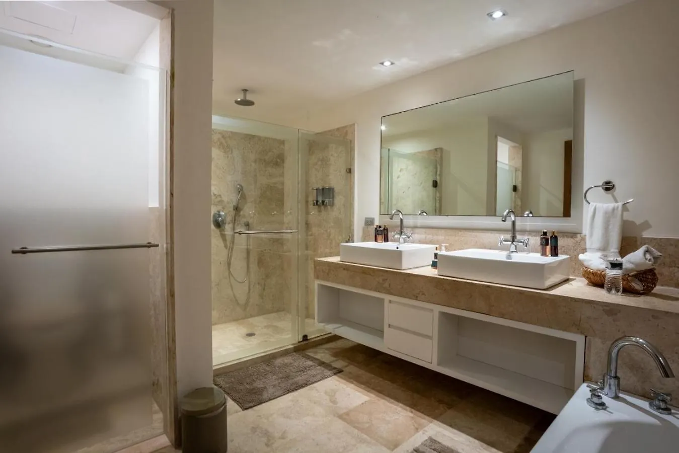 2Br Beachfront Exclusive Condo W/ Top Features Cancun