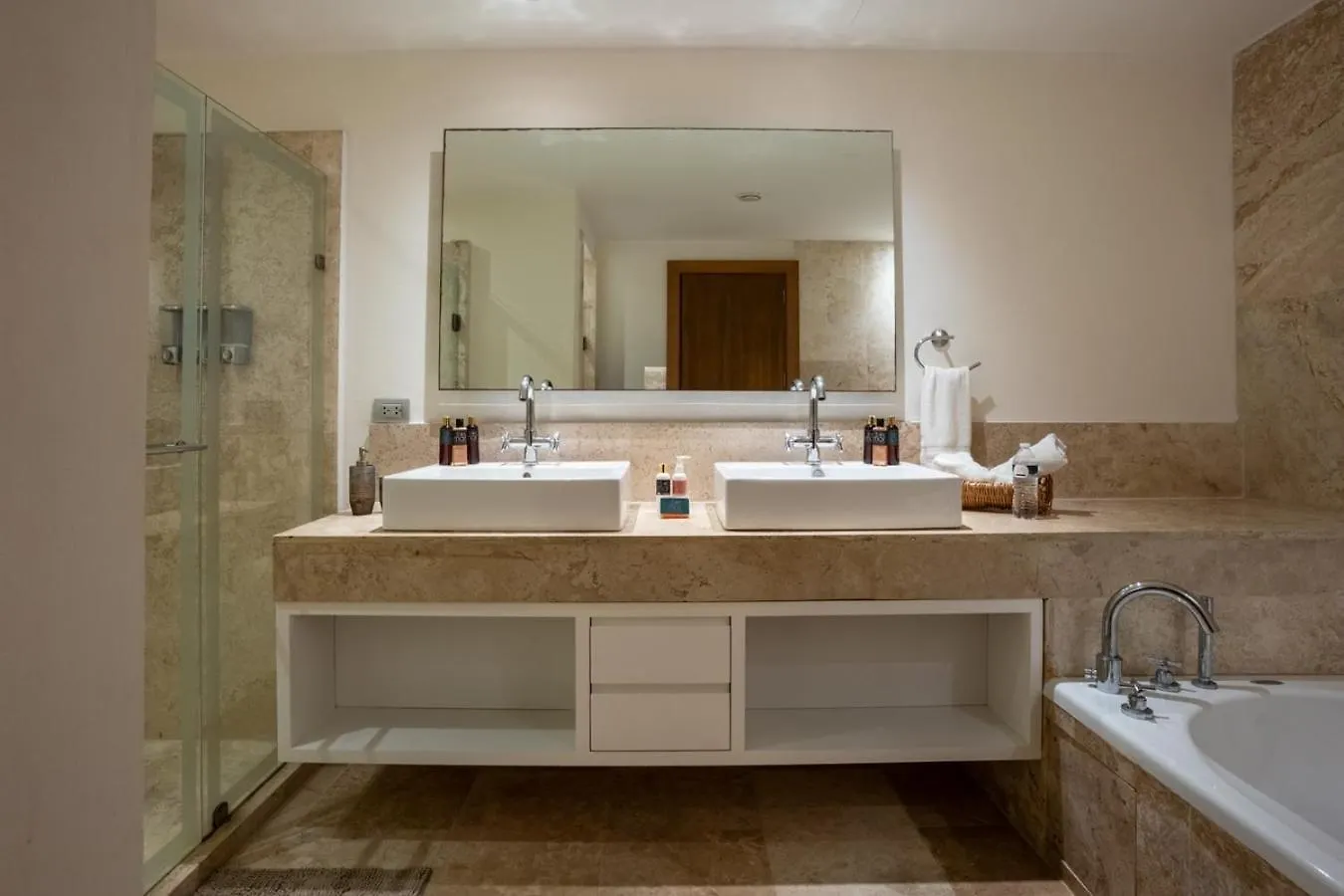 2Br Beachfront Exclusive Condo W/ Top Features Cancun Apartment