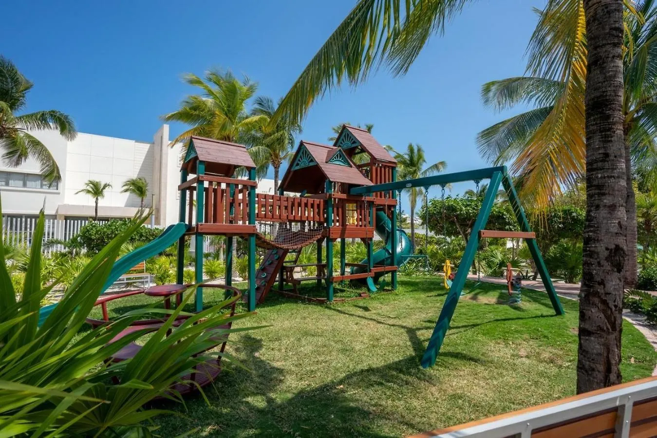 2Br Beachfront Exclusive Condo W/ Top Features Cancun