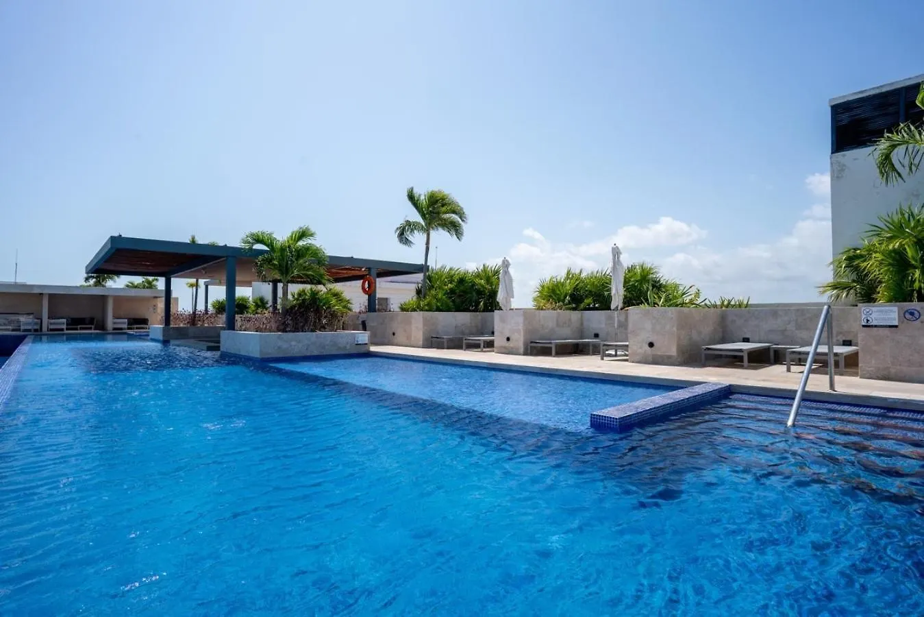 Apartment 2Br Beachfront Exclusive Condo W/ Top Features Cancun